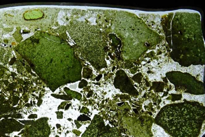 Las kimberlitas son rocas complejas que llegaron a la superficie de la Tierra desde grandes profundidades. La imagen muestra una sección delgada de una kimberlita rica en carbonato.  DPA