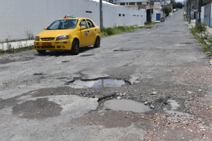 Problema. Los capitalinos soportan vías cada vez en peor estado. La reparación para este año es mínima.
