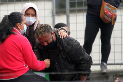 Dolor. Familiares de obreros fallecidos en un ascensor acudieron a la morgue.
