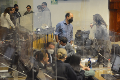 Legisladores de la bancada correísta, durante la sesión del pleno de la Asamblea que se convocó para el tratamiento y aprobación de las amnistías.