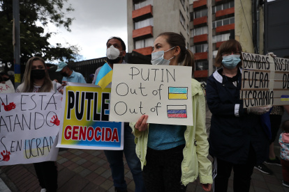 Decenas de activistas y residentes ucranianos se manifiestan en las afueras de la embajada de Rusia , este 11 de marzo de 2022, en Quito (Ecuador).