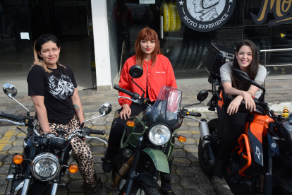 Michelle Merizalde, Salomé Loaiza y María Victoria Dávila participan en "rodadas" y buscan incentivar la práctica del motociclismo.