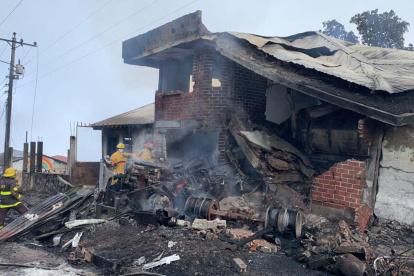 Los recursos de Bomberos Durán informan que existen 5 personas fallecidas producto del incendio.