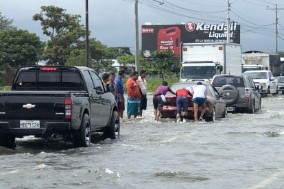 Tráfico se tornó lento en la Babahoyo- Jujan por acumulación de agua en tres tramos. Algunos vehículos se apagaban.