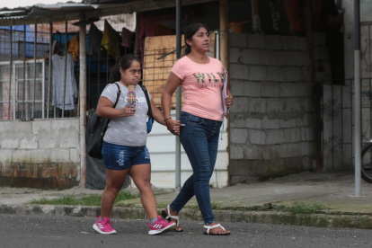 Artesanía. Jenny empezó a vender pulseras para poder comprar los implementos de higiene de Laura. También se ha dedicado a la manufactura de monigotes y venta de comida.