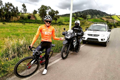 Richard Carapaz se siente seguro cuando es escoltado por el sargento Luis Aguas.