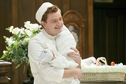 Fotografía cedida este viernes por Amazon Studios en la que se registró al actor Owen Daniels, como el chico de la IA, Boris, durante una escena de un capítulo de la segunda temporada de la serie "Upload"