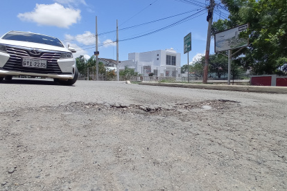 Bienvenida. En la vía de ingreso al balneario, ese es el panorama. Lomas de tierra y maleza que acompañan la ruta hasta llegar al casco urbano.