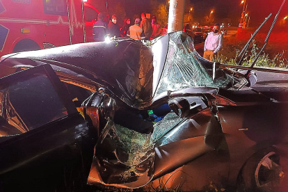 Auto se chocó con un poste de alumbrado público.