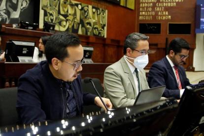 La lectura del informe de primer debate empezó pasadas las 16:00 del 13 de marzo. El documento tiene 258 artículos.