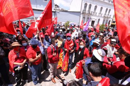 Acción. Integrantes del magisterio llegaron ayer a los exteriores de la Asamblea para exigir la aprobación de la Ley de Educación Intercultural.
