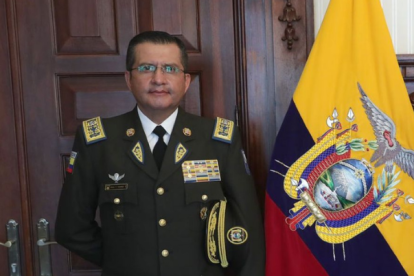 Ramírez es general de la Policía Nacional. Tiene una licenciatura en Seguridad y un diplomado superior en Seguridad Ciudadana. Fue comandante de la Policía en las zonas 4 y 3