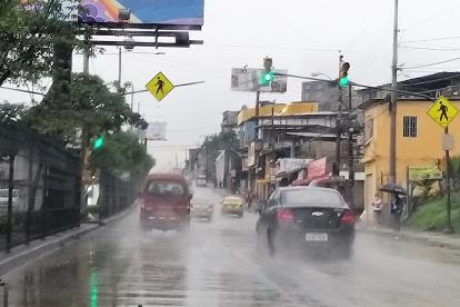 La mañana de este 14 de marzo, la intensidad de la lluvia bajó pero el día permanece nublado.