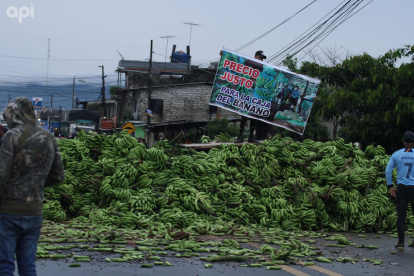 Productores de babano cierran vías