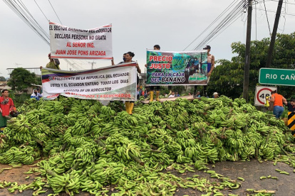 Reclamo.- La protesta de bananeros en la vía a Naranjal - Guayaquil.