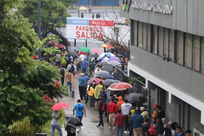 Miles de aficionados se agolparon por entradas para el partido entre Ecuador y Argentina.