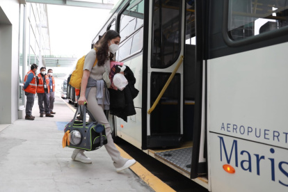 El último vuelo humanitario con ecuatorianos que residían en Ucrania llegó a Quito este lunes.