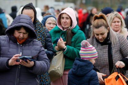 Refugiados ucraniados camino a Bélgica, a causa de la invasión de Rusia a su país.