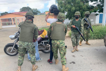 Militares participan en los operativos de control este lunes en la comuna turística de Santa Elena.