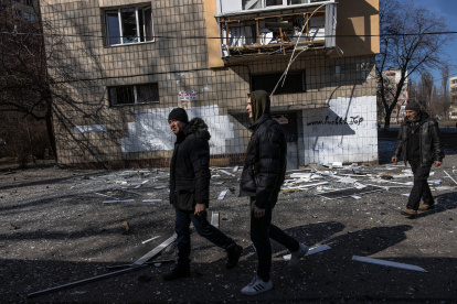 Personas caminando en un área residencial de Kiev, luego de la caída de misiles rusos.