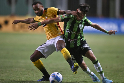 Leonai De Souza (i), mediocampista de Barcelona, durante el compromiso de ida en Brasil que terminó empatado sin goles.