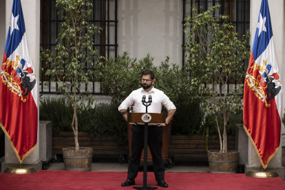 El presidente de Chile, Gabriel Boric, participa de una conferencia de prensa con los medios internacionales, hoy en el Palacio de La Moneda en Santiago (Chile).