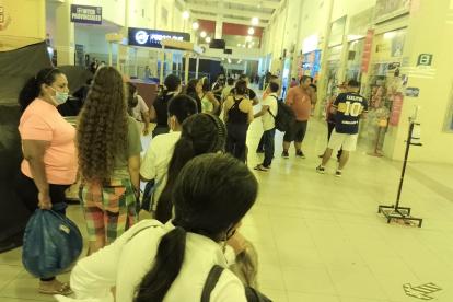 Los usuarios de la estación muestran susto y desconcierto con la caída de parte de la cubierta.