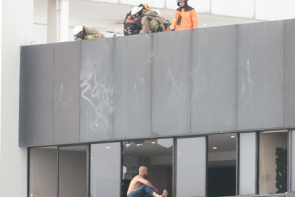 1 de febrero de 2022: El hombre, antes de lanzarse por la ventana de su departamento a las 09:57