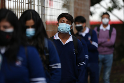 Estudiantes de la Unidad Educativa Agropecuaria Eduardo Salazar Gómez regresan a clases presenciales, en una fotografía de archivo.