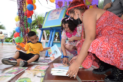 Los niños buscan los cuentos de su agrado para desarrollar la destreza de la lectura.
