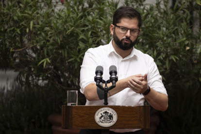 El presidente de Chile, Gabriel Boric, participa de una conferencia de prensa con los medios internacionales, hoy en el Palacio de La Moneda en Santiago (Chile). Boric reafirmó su intención de fomentar la integración regional y dijo que "es necesario que América Latina vuelva a tener una voz en el mundo".