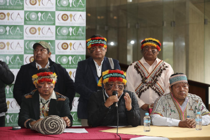 El presidente de la Confederación de Nacionalidades Indígenas de la Amazonía Ecuatoriana (Confeniae), Marlon Vargas (c), y el coordinador general de la Coordinadora de Organizaciones Indígenas de la Cuenca Amazónica (Coica), el venezolano Gregorio Mirabal (i), en rueda de prensa, hoy, en Quito (Ecuador).