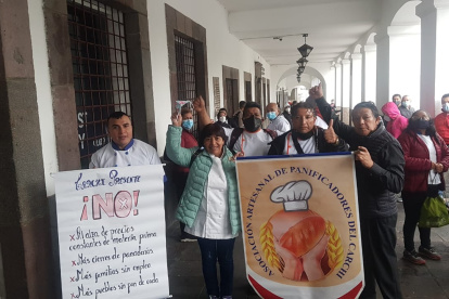 Protesta.- Los panaderos estuvieron semanas atrás pidiendo al presidente Guillermo Lasso una audencia para conversar sobre el precio de la materia prima.