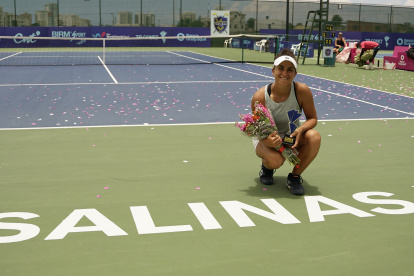 La chilena con el título de singles. Un día antes se llevó también el dobles.