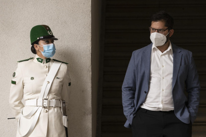 El presidente de Chile, Gabriel Boric, llega a una conferencia de prensa con los medios internacionales, hoy en el Palacio de La Moneda en Santiago (Chile).