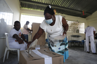 Ciudadanos ejercen su derecho al voto en el corregimiento de Opogodó, de Condoto, en el departamento de Chocó, durante las elecciones legislativas en Colombia. Acabar con esta práctica de compra de voto, que se aprovecha de la pobreza de habitantes como los del Chocó y activa algunas de las maquinarias más oscuras del poder en Colombia, es uno de los retos que tiene por delante el Congreso que salga elegido este domingo, que también deberá poner el ojo en zonas convulsas. EFE/ Ernesto Guzmán