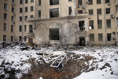 Al menos dos personas han muerto después del bombardeo en un edificio de Obolonski, Kiev. EFE