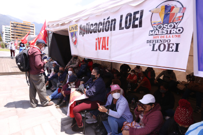 Militantes de la Unión Nacional de Educadores (UNE) realizaron un plantón frente a la Asamblea el domingo 13 de marzo.