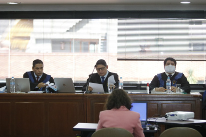 Audiencia. El juez Walter Macías (i) es el ponente del juicio en el caso de posible delincuencia organizada.