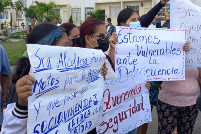 Moradores de Socio Vivienda 3 protestan por la inseguridad en el sector.