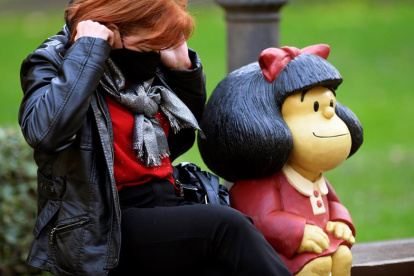 Turistas en Oviedo visitan atracciones y lugares típicos de la ciudad aprovechando el buen tiempo, este domingo.