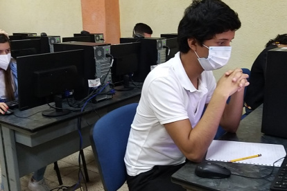 Los aspirantes se preparan para rendir la prueba y acceder a un cupo a la universidad.