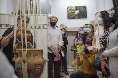 La obra de Raúl Ayala remite a la sanación desde el uso ritual de los fermentos de las plantas.