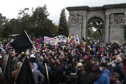 Protesta. Cientos de ciudadanos marcharon con pancartas y carteles para rechazar las amnistías.