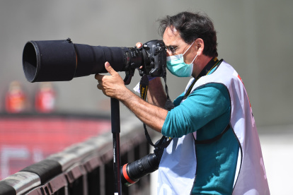 En el exterior, no existe prohibición para el ingreso de los fotógrafos a realizar la cobertura de los partidos.