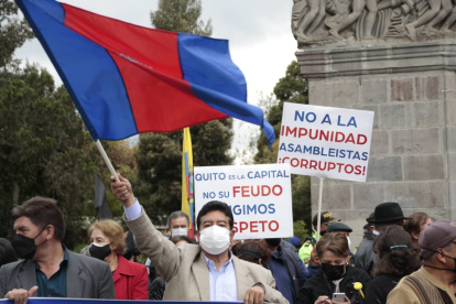 Un grupo de habitantes de Quito salió ayer a las calles para protestar en contra de las amnistías otorgadas por la Asamblea Nacional la semana pasada.