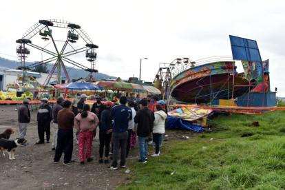 Responsabilidad. Familiares de las personas afectadas fueron al sitio del percance a buscar a los responsables.