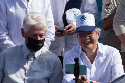 Guillermo Lasso, y el expresidente estadounidense Bill Clinton (i), durante la firma de un decreto de zona protegida, en el archipiélago de las islas Galápagos