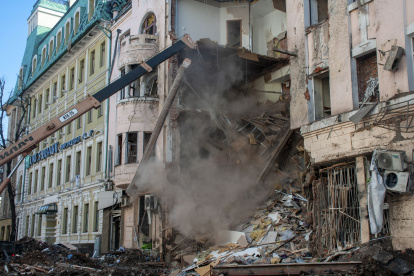 rescatistas trabajan en un edificio en Kharkiv, Ucrania, país que