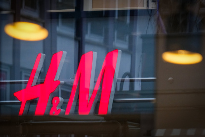 Logotipo de una tienda de la cadena de moda sueca Hennes and Mauritz (H&M) en Bremen, Alemania, en una fotografía de archivo